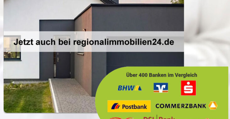 Modernes Haus von außen mit weißer Fassade und dunklen Akzenten. Texteinblendung: „Jetzt auch bei regionalimmobilien24.de.“ In einem grünen Kasten unten sind 8 Banken aufgeführt, darunter BHAV, Commerzbank, Postbank, Volksbank, Sparkasse, ING, LBS und DSL Bank.