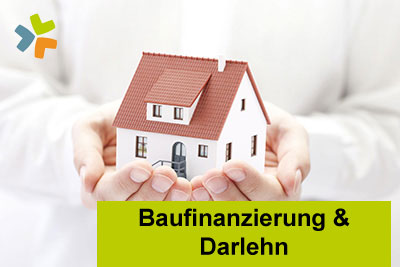 Eine Person hält ein kleines Modell eines Hauses mit rotem Dach und weißen Wänden. Darunter steht in Grün und Schwarz der Text „Baufinanzierung & Darlehn“. In der oberen linken Ecke ist ein Logo mit blauen, orangen und grünen Elementen positioniert.