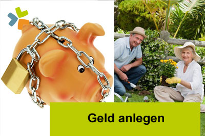 Ein Bild, das links ein Sparschwein zeigt, das mit einer Kette und einem Schloss umwickelt ist, und rechts ein lächelndes älteres Ehepaar, das sich um seinen Garten kümmert. Unten ist der Text „Geld anlegen“ zu sehen.