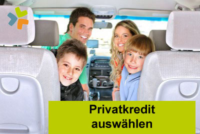 Eine vierköpfige Familie sitzt lächelnd in einem Auto und blickt in die Kamera. Unten ist ein Text eingeblendet, der lautet: „Privatkredit auswählen“. Im Hintergrund ist der Innenraum des Autos zu sehen.