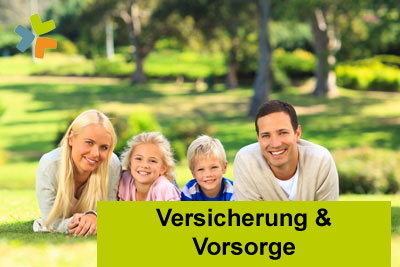 Eine glückliche vierköpfige Familie, bestehend aus Mutter, Vater, Tochter und Sohn, liegt an einem sonnigen Tag im Gras eines Parks. Auf einem gelbgrünen Banner am unteren Bildrand steht der Schriftzug „Versicherung & Vorsorge“.